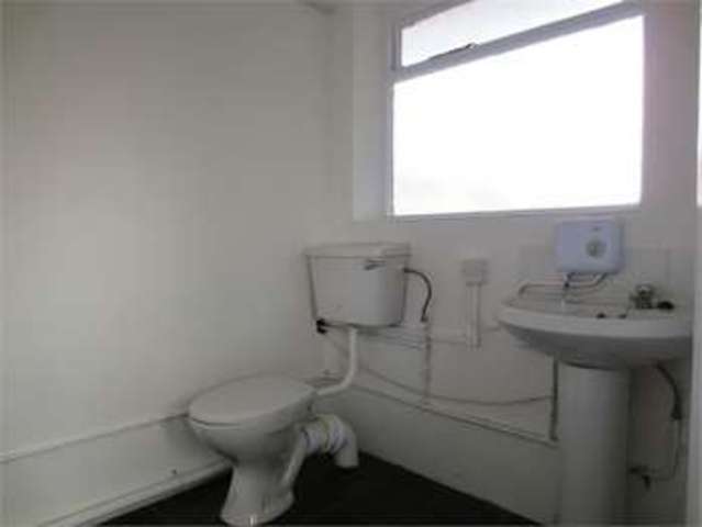  Image of 2 bedroom Apartment to rent in London Road Hadleigh Benfleet SS7 at London Road Hadleigh Hadleigh, SS7 2DE