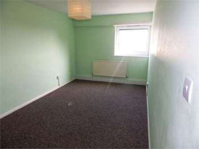  Image of 2 bedroom Flat to rent in London Road Hadleigh Benfleet SS7 at London road Hadleigh Leigh-on-Sea, SS7 2DE