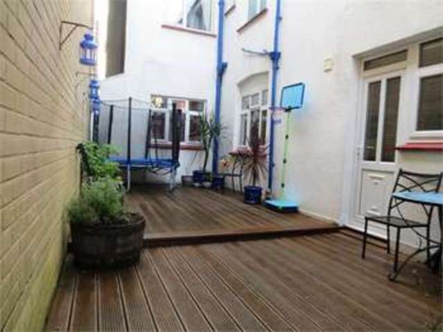  Image of 2 bedroom Apartment for sale in London Road Leigh-on-Sea SS9 at London Road Leigh on sea Leigh-on-Sea, SS9 2AD