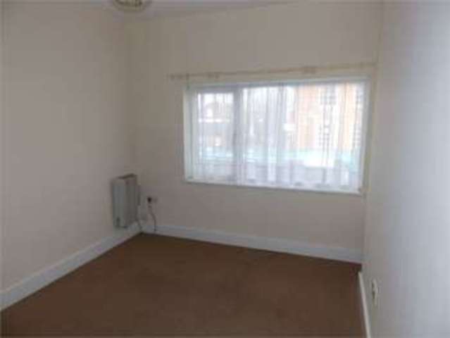  Image of 2 bedroom Flat to rent in London Road Leigh-on-Sea SS9 at London road Leigh on sea Leigh-on-Sea, SS9 2UL