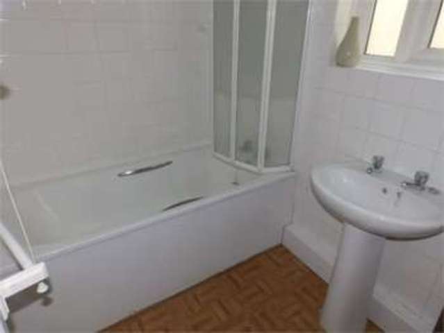  Image of 2 bedroom Flat to rent in London Road Leigh-on-Sea SS9 at London road Leigh on sea Leigh-on-Sea, SS9 2UL