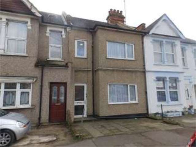  Image of 2 bedroom Flat to rent in London Road Leigh-on-Sea SS9 at London road Leigh on sea Leigh-on-Sea, SS9 2UL