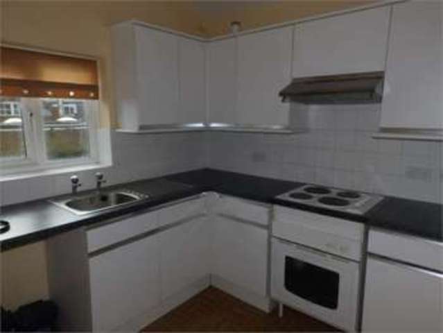  Image of 2 bedroom Flat to rent in London Road Leigh-on-Sea SS9 at London road Leigh on sea Leigh-on-Sea, SS9 2UL