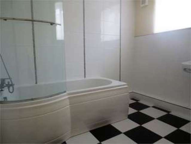  Image of 2 bedroom Apartment to rent in London Road Leigh-on-Sea SS9 at London Road Leigh on sea Leigh-on-Sea, SS9 3JE
