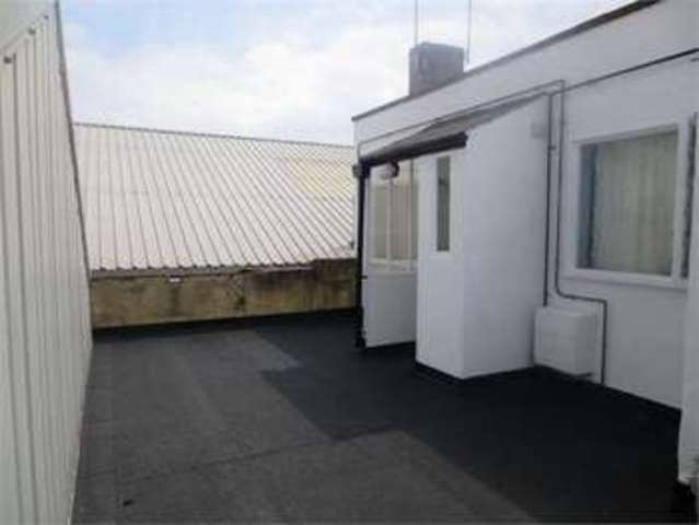  Image of 2 bedroom Apartment to rent in London Road Leigh-on-Sea SS9 at London Road Leigh on sea Leigh-on-Sea, SS9 3JE