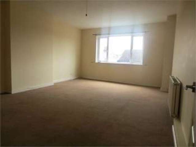  Image of 2 bedroom Apartment to rent in London Road Leigh-on-Sea SS9 at London Road Leigh on sea Leigh-on-Sea, SS9 3JE