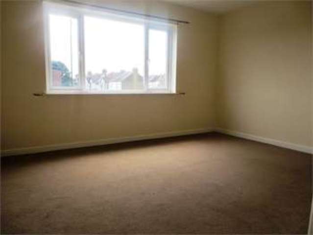  Image of 2 bedroom Apartment to rent in London Road Leigh-on-Sea SS9 at London Road Leigh on sea Leigh-on-Sea, SS9 3JE