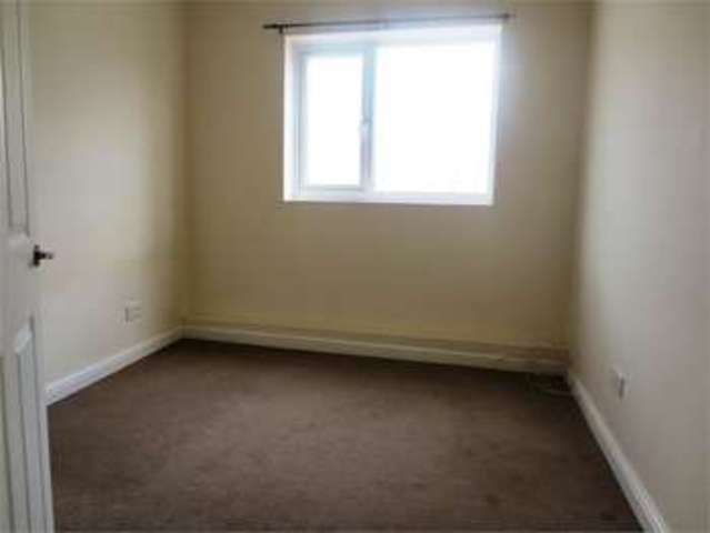  Image of 2 bedroom Apartment to rent in London Road Leigh-on-Sea SS9 at London Road Leigh on sea Leigh-on-Sea, SS9 3JE