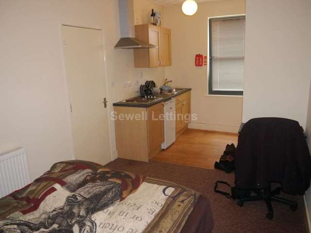 Image of 1 bedroom Studio flat to rent in London Road Earley Reading RG1 at London Road  Reading, RG1 3NY