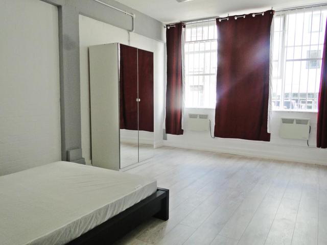  Image of 3 bedroom Apartment to rent in Long Street London E2 at London  Haggerston, E2 8HN