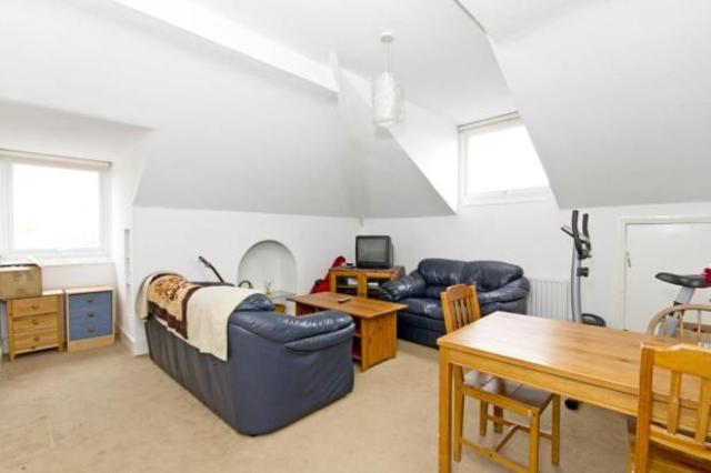  Image of 2 bedroom Flat to rent in Longley Road London SW17 at Tooting, SW17 9LH