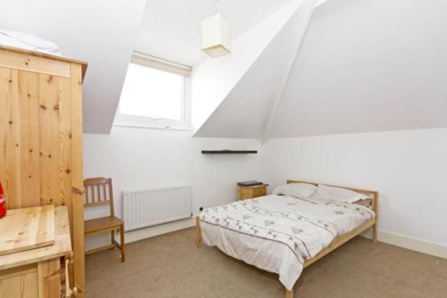  Image of 2 bedroom Flat to rent in Longley Road London SW17 at Tooting, SW17 9LH