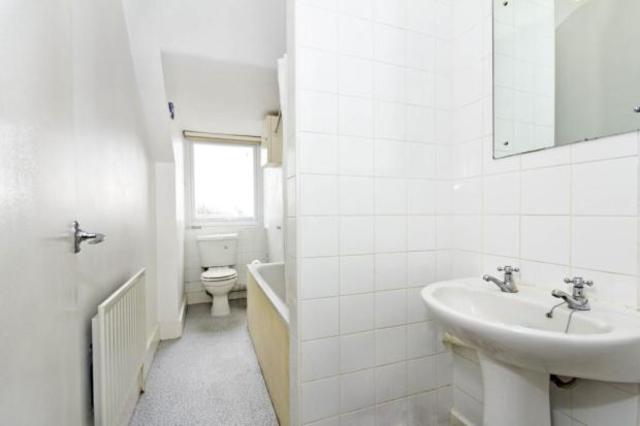  Image of 2 bedroom Flat to rent in Longley Road London SW17 at Tooting, SW17 9LH