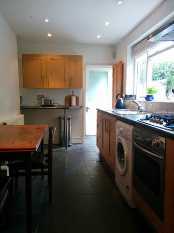  Image of 1 bedroom Flat to rent in Longley Road London SW17 at Tooting, SW17 9LA