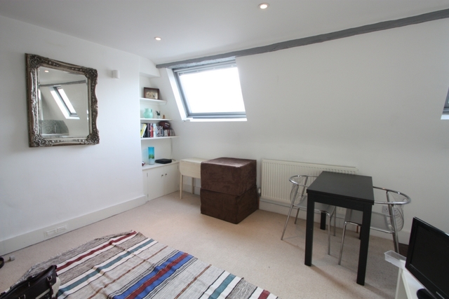  Image of 1 bedroom Flat to rent in Louvaine Road London SW11 at Louvaine Road  London, SW11 2AG