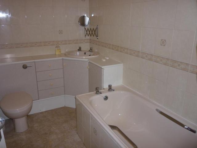  Image of 3 bedroom Flat to rent in Main Street Crossgates Cowdenbeath KY4 at Cowdenbeath Fife Fife, KY4 8AJ