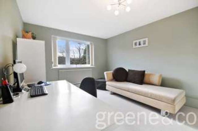  Image of 2 bedroom Flat to rent in Park Road London N8 at Crouch End London Hornsey, N8 8JZ