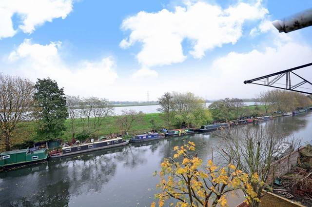  Image of 2 bedroom Flat for sale in Maple Close London N16 at Maple Close  Hackney, N16 6DF