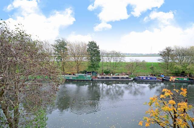  Image of 2 bedroom Flat for sale in Maple Close London N16 at Maple Close  Hackney, N16 6DF