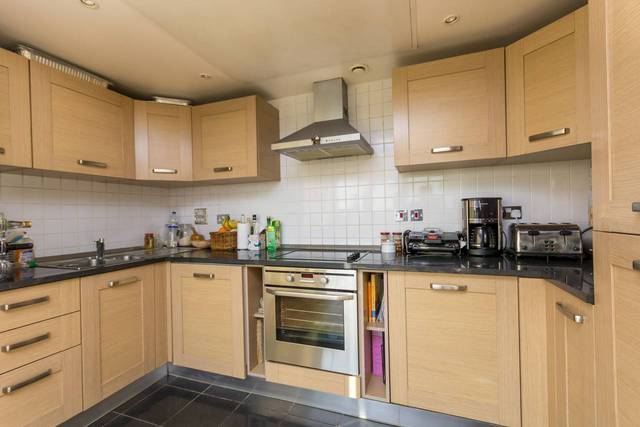  Image of 2 bedroom Flat to rent in Mast Quay London SE18 at Mast Quay  Woolwich, SE18 5NP