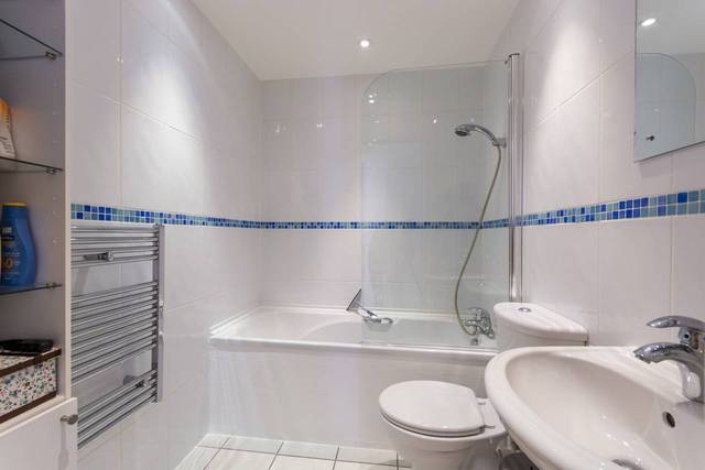  Image of 2 bedroom Flat to rent in Mast Quay London SE18 at Mast Quay  Woolwich, SE18 5NP