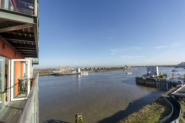  Image of 2 bedroom Flat to rent in Mast Quay London SE18 at Mast Quay  Woolwich, SE18 5NP