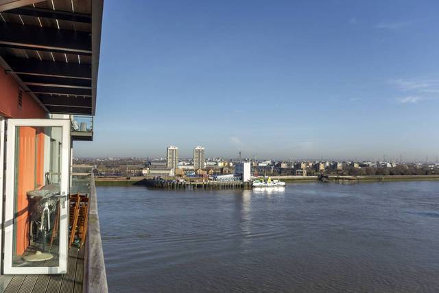  Image of 2 bedroom Flat to rent in Mast Quay London SE18 at Mast Quay  Woolwich, SE18 5NP
