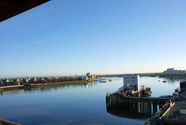  Image of 2 bedroom Flat to rent in Mast Quay London SE18 at Mast Quay  Woolwich, SE18 5NP