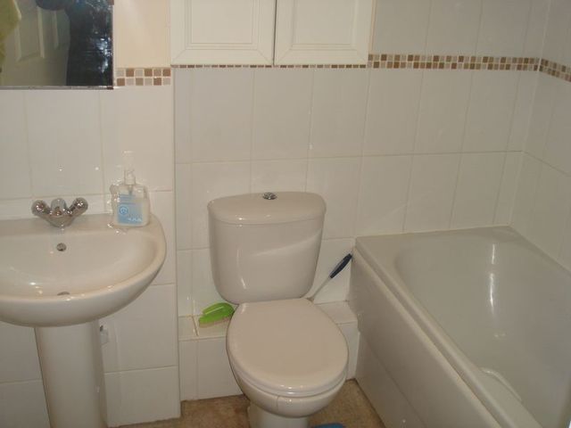  Image of 2 bedroom Flat to rent in Kenton Road Harrow HA3 at Kenton Road  Harrow, HA3 0AD