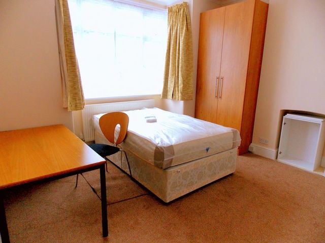  Image of 6 bedroom Detached house to rent in Mayfield Close Hillingdon Uxbridge UB10 at Mayfield Close  Uxbridge, UB10 0DU