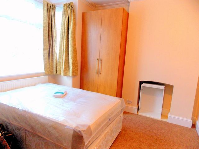  Image of 6 bedroom Detached house to rent in Mayfield Close Hillingdon Uxbridge UB10 at Mayfield Close  Uxbridge, UB10 0DU