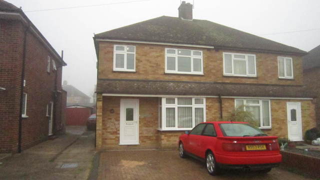  Image of 3 bedroom Semi-Detached house to rent in Meadow View Road Hayes UB4 at Middlesex  Hayes, UB4 8HA
