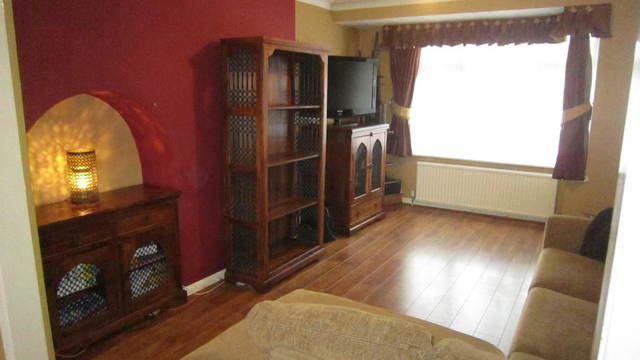  Image of 3 bedroom Semi-Detached house to rent in Meadow View Road Hayes UB4 at Middlesex  Hayes, UB4 8HA
