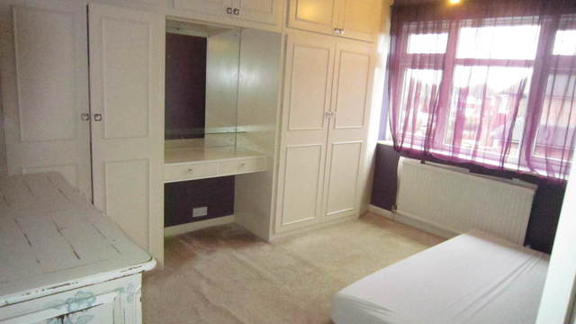  Image of 3 bedroom Semi-Detached house to rent in Meadow View Road Hayes UB4 at Middlesex  Hayes, UB4 8HA