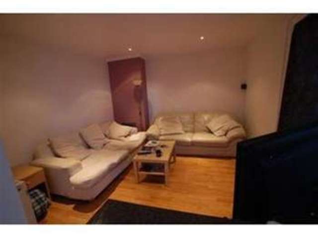  Image of 4 bedroom Terraced house to rent in Mere Close London SW15 at Putney Heath, SW15 3HX
