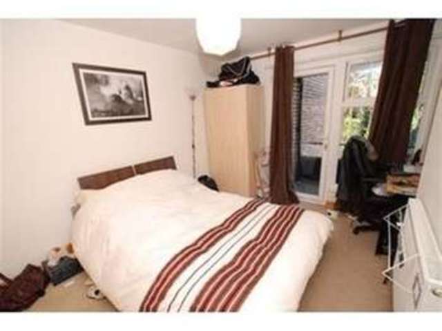  Image of 4 bedroom Terraced house to rent in Mere Close London SW15 at Putney Heath, SW15 3HX