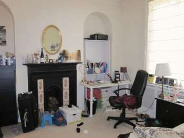  Image of 2 bedroom Flat to rent in Middle Hill Englefield Green Egham TW20 at Middle Hill Englefield Green Egham, TW20 0JQ