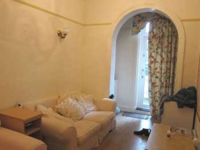  Image of 2 bedroom Flat to rent in Middle Hill Englefield Green Egham TW20 at Middle Hill Englefield Green Egham, TW20 0JQ