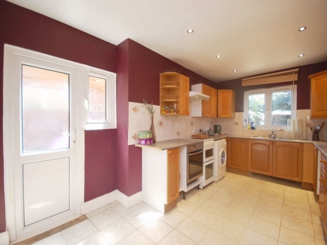  Image of 3 bedroom Terraced house to rent in Midland Terrace London NW10 at Willesden Junction Willesden Junction, NW10 6DR