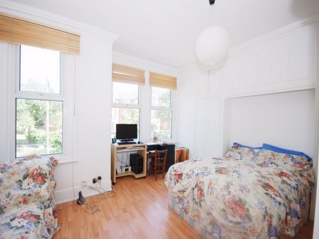  Image of 3 bedroom Terraced house to rent in Midland Terrace London NW10 at Willesden Junction Willesden Junction, NW10 6DR
