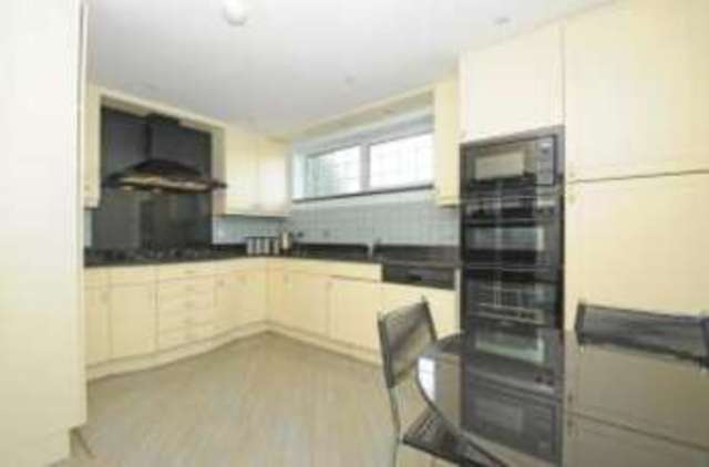  Image of 3 bedroom Flat for sale in Manor Road Chigwell IG7 at 164 Manor Road Chigwell Grange Hill, IG7 5PT