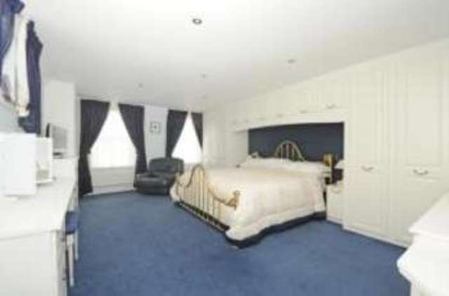  Image of 3 bedroom Flat for sale in Manor Road Chigwell IG7 at 164 Manor Road Chigwell Grange Hill, IG7 5PT
