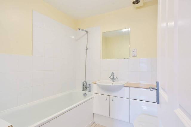  Image of 2 bedroom Flat for sale in Mitcham Road London SW17 at Mitcham Road  Tooting, SW17 9NN