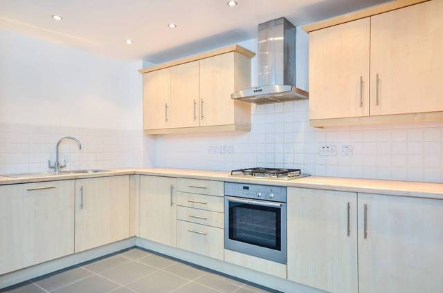  Image of 2 bedroom Flat for sale in Mitcham Road London SW17 at Mitcham Road  Tooting, SW17 9NN