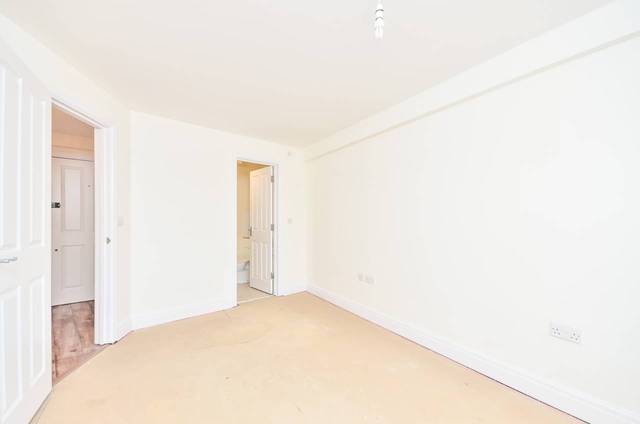  Image of 2 bedroom Flat for sale in Mitcham Road London SW17 at Mitcham Road  Tooting, SW17 9NN