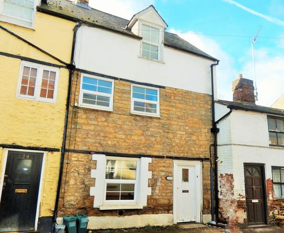  Image of 3 bedroom Terraced house for sale in Mitre Street Buckingham MK18 at Buckingham MK18 Buckingham, MK18 1DW