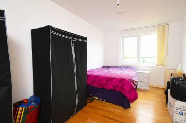  Image of 2 bedroom Flat for sale in Mast Quay London SE18 at Mizzen Mast House, Mast Quay  Woolwich, SE18 5NP