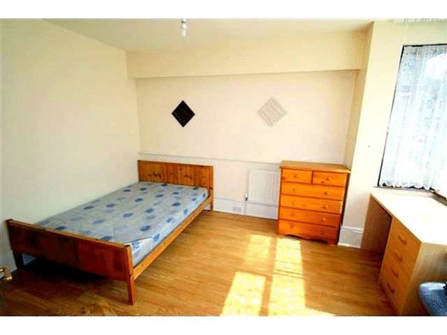  Image of 5 bedroom Semi-Detached house to rent in Moorfield Road Cowley Uxbridge UB8 at Moorfield Road  Uxbridge, UB8 3SL