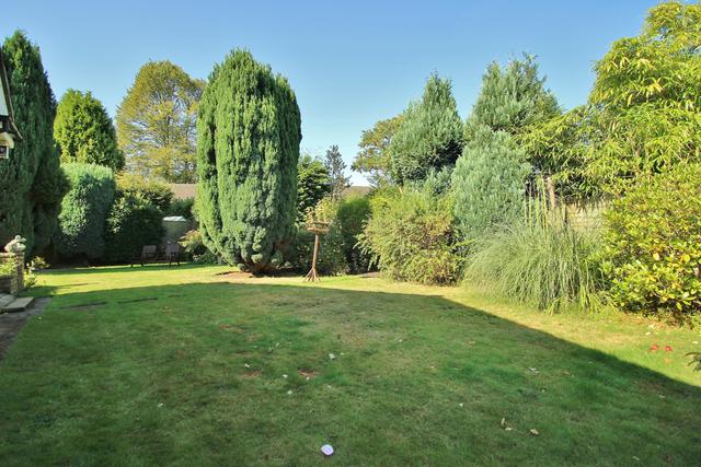  Image of 4 bedroom Detached house for sale in Morton Close Horsell Woking GU21 at Horsell Woking Horsell, GU21 4TW