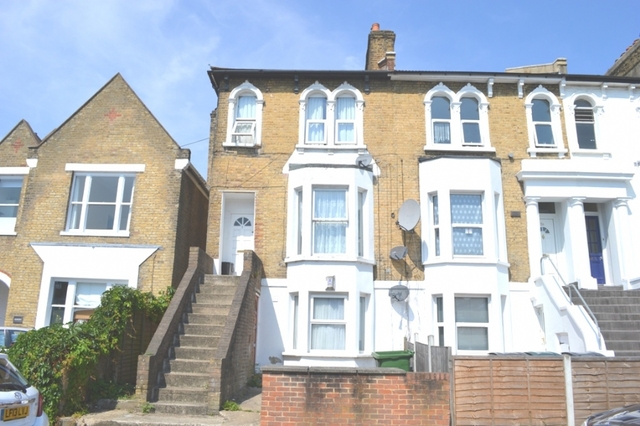  Image of 1 bedroom Flat to rent in Mosslea Road London SE20 at Penge, SE20 7BW